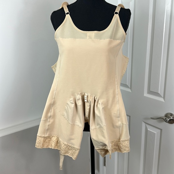Tan color bodysuit undergarment SHAPEWEAR size M - Picture 1 of 6